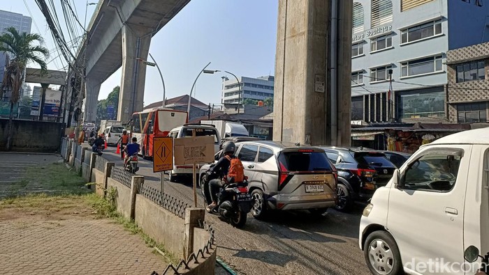 Kemacetan Melanda Cipulir akibat Galian Jalan yang Berkepanjangan