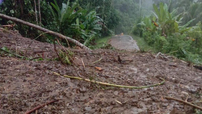 Material longsor menutup badan jalan di Dusun Saju, Kecamatan Tehoru, Kabupaten Maluku Tengah.
