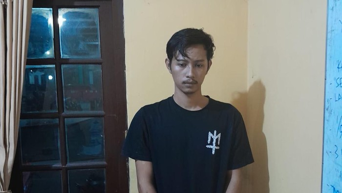 Mbendol (26) pelaku penganiayaan wanita sampai gigi copot di kos Bantul diciduk polisi. Foto diunggah Sabtu (8/6/2024).