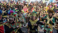 Para peserta berkumpul dengan memakai beragam busana daerah.