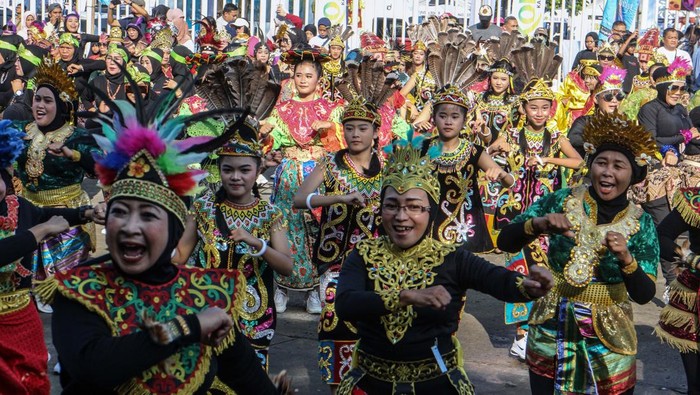 Menari bersama di Bogor Sejumlah warga mengikuti kegiatan menari bersama di Stadion Pakansari, Kabupaten Bogor, Jawa Barat, Sabtu (8/6/2024). Pemerintah Kabupaten Bogor menggelar kegiatan Menari Bersama di Bogor yang diikuti 1.500 orang yang bertujuan untuk melestarikan budaya tari di daerah. ANTARA FOTO/Yulius Satria Wijaya/nz.