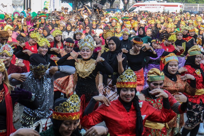 Sejumlah warga mengikuti kegiatan menari bersama di Stadion Pakansari, Kabupaten Bogor, Jawa Barat, Sabtu (8/6/2024). Pemerintah Kabupaten Bogor menggelar kegiatan Menari Bersama di Bogor yang diikuti 1.500 orang yang bertujuan untuk melestarikan budaya tari di daerah. ANTARA FOTO/Yulius Satria Wijaya/nz.