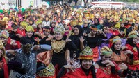 Sejumlah warga mengikuti kegiatan menari bersama di Stadion Pakansari, Kabupaten Bogor, Jawa Barat, Sabtu (8/6/2024).