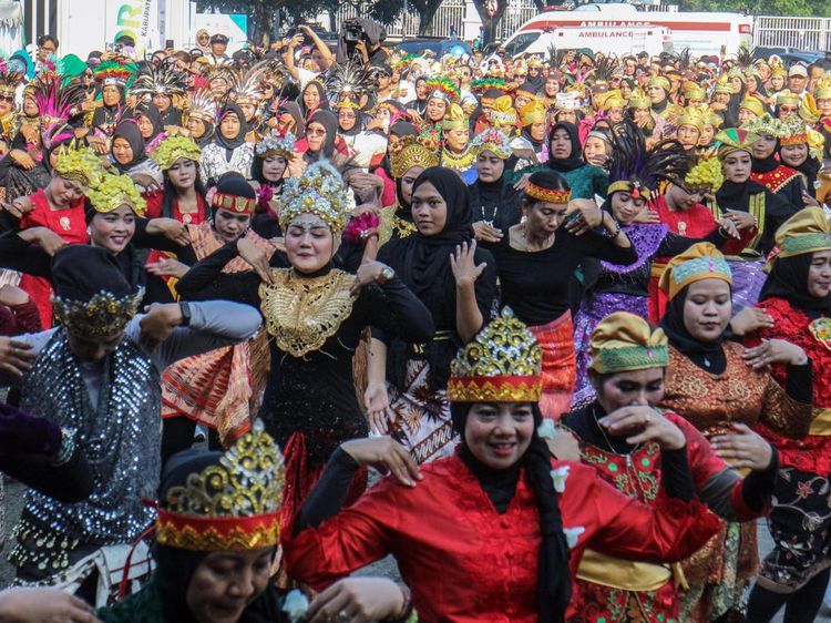 1.500 Orang Menari Bersama di Stadion Pakansari