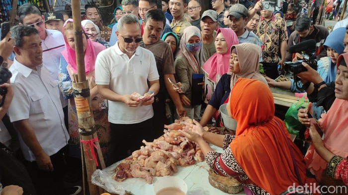 Mendaf Zulhas ajak Pasha Ungu-Uya Kuya pantau harga bahan pokok di Semarang, Sabtu (8/6/2024).