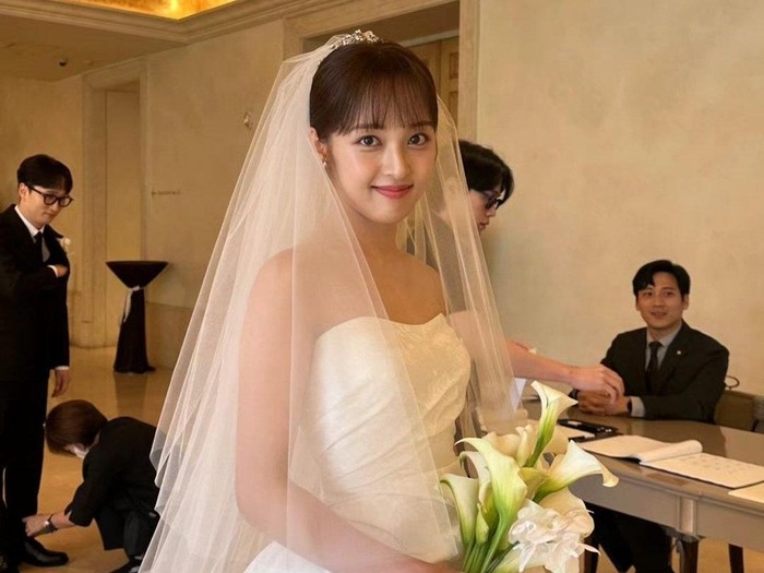 Momen pernikahan Kim Bo Ra dan sutradara Jo Ba Reun