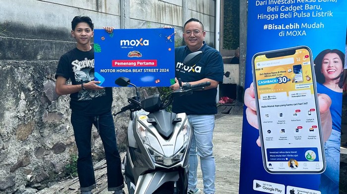 CEO Moxa Lim Lizal Santoso (kanan) menyerahkan 1 unit Motor Honda Beat kepada Juara Pertama Permainan Ambil Emas Batangan, Ovan Tio pada acara FIFGROUP 35th Localicious yang telah digelar pada 23-26 Mei di Jakarta, Jumat (07/6/2024).