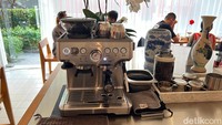 Mesin kopi disiapkan di meja tengah. Pelanggan pun bisa melihat pegawai menyiapkan pesanan kopimu. Pilihannya ada affogato, ice latte, dan masih banyak lagi. Foto: Detikcom / Atiqa Rana
