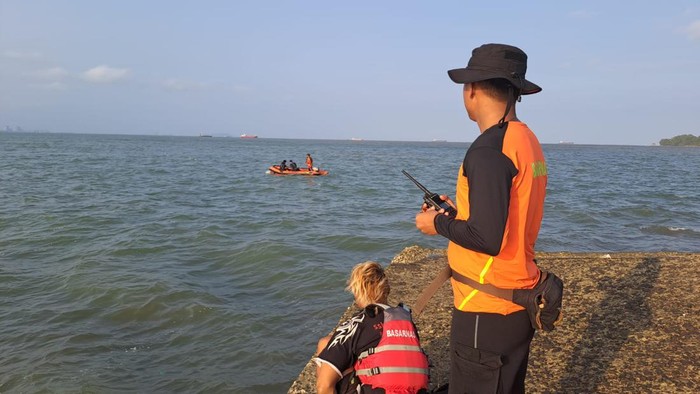 Tim SAR gabungan menyisir perairan untuk mencari satu remaja yang dilaporkan terseret arus di Pantai Teluk Penyu Cilacap, Sabtu (8/6/2024).