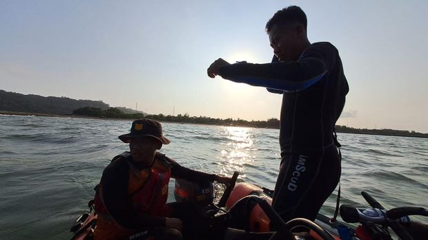 Tim SAR gabungan menyisir perairan untuk mencari satu remaja yang dilaporkan terseret arus di Pantai Teluk Penyu Cilacap, Sabtu (8/6/2024).