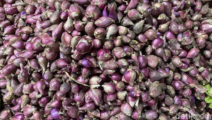 Sepuluh hari menjelang Idul Adha 2024, harga sejumlah sembako di Kota Palembang mengalami penurunan. Salah satunya harga ayam potong yang saat ini Rp 30.000 per kilogram.