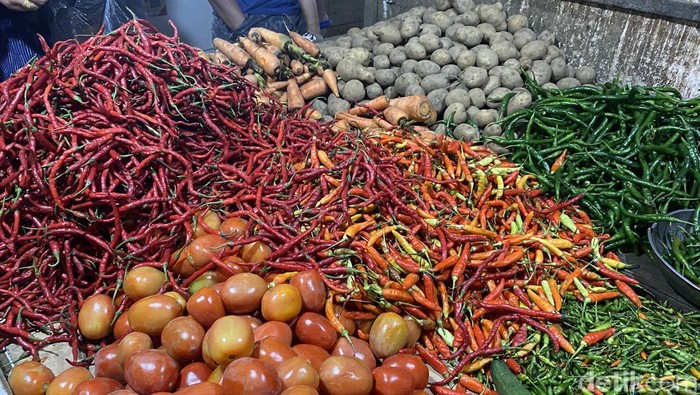 Sepuluh hari menjelang Idul Adha 2024, harga sejumlah sembako di Kota Palembang mengalami penurunan. Salah satunya harga ayam potong yang saat ini Rp 30.000 per kilogram.