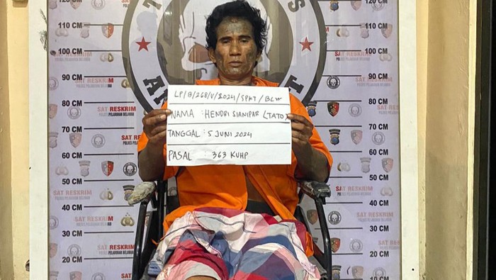 Pelaku Hendri saat diamankan di kantor polisi. Foto: Dok. Polres Belawan
