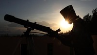 Petugas observatorium Tgk Chiek Kuta Karang Kementerian Agama Aceh menyiapkan teleskop untuk memantau posisi bulan baru (hilal) di Lhoknga, Aceh Besar, Aceh, Jumat (7/6/2024). ANTARA FOTO/Irwansyah Putra.