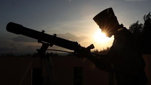 Tim Hisab Rukyat melakukan pemantauan rukyatul hilal di Kanwil Kemenag DKI Jakarta, Jakarta, Jumat (7/6/2024). Tim Hisab Rukyat Kanwil Kemenag DKI Jakarta berhasil melihat hilal tepat pada pukul 18.16 WIB sehingga memberikan rekomendasi kepada Kementerian Agama untuk menyatakan penentuan 1 Zulhijah 1445 H pada 8 Juni 2024 dan Idul Adha 10 Zulhijah 1445 H pada 17 Juni 2024. ANTARA FOTO/Indrianto Eko Suwarso/YU