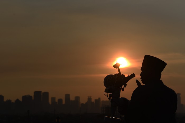 Tim Hisab Rukyat melakukan pemantauan rukyatul hilal di Kanwil Kemenag DKI Jakarta, Jakarta, Jumat (7/6/2024). Tim Hisab Rukyat Kanwil Kemenag DKI Jakarta berhasil melihat hilal tepat pada pukul 18.16 WIB sehingga memberikan rekomendasi kepada Kementerian Agama untuk menyatakan penentuan 1 Zulhijah 1445 H pada 8 Juni 2024 dan Idul Adha 10 Zulhijah 1445 H pada 17 Juni 2024. ANTARA FOTO/Indrianto Eko Suwarso/YU