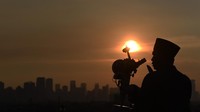 Tim Hisab Rukyat melakukan pemantauan rukyatul hilal di Kanwil Kemenag DKI Jakarta, Jakarta, Jumat (7/6/2024). Tim Hisab Rukyat Kanwil Kemenag DKI Jakarta berhasil melihat hilal tepat pada pukul 18.16 WIB sehingga memberikan rekomendasi kepada Kementerian Agama untuk menyatakan penentuan 1 Zulhijah 1445 H pada 8 Juni 2024 dan Idul Adha 10 Zulhijah 1445 H pada 17 Juni 2024. ANTARA FOTO/Indrianto Eko Suwarso.