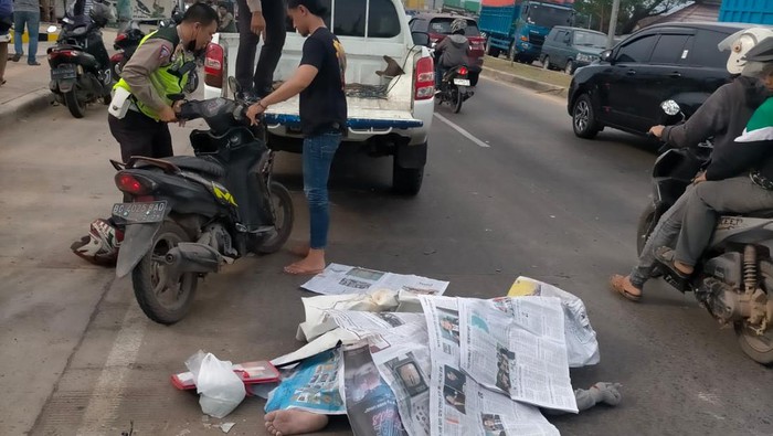 Pemotor di Palembang tewas usai menabrak truk yang sedang berhenti di seberang pintu Tol Keramasan,.