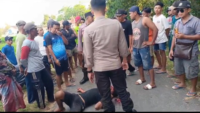 Pencuri gabah di Jember dihajar warga.