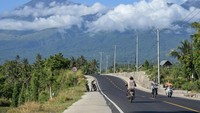 Pemerintah setempat meningkatkan kualitas sejumlah ruas jalan dari Tanjung, Lombok Utara menuju kawasan wisata Gunung Rinjani Sembalun.