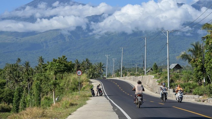 Peningkatan akses jalan ke kawasan wisata di Lombok Pengendara sepeda motor melintas di jalan yang baru selesai ditingkatkan menuju kawasan wisata Gunung Rinjani di Senaru, Kecamatan Bayan, Tanjung Lombok Utara, NTB, Sabtu (8/6/2024). Pemerintah setempat meningkatkan kualitas sejumlah ruas jalan dari Tanjung, Lombok Utara menuju kawasan wisata Gunung Rinjani Sembalun agar memudahkan pengunjung mengaksesnya dalam rangka peningkatan angka kunjungan wisata ke Lombok. ANTARA FOTO/Ahmad Subaidi/nz