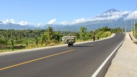 Pengendara sepeda motor melintas di jalan yang baru selesai ditingkatkan menuju kawasan wisata Gunung Rinjani di Senaru, Kecamatan Bayan, Tanjung Lombok Utara, NTB, Sabtu (8/6/2024).