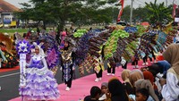 Kegiatan dalam rangka memperingati Hari Lingkungan Hidup tersebut diikuti 2.287 peserta terdiri dari murid TK, SD, MI, SMP, Mts, SMA, SMK, Pondok Pesantren, Himpunan Pendidik dan Tenaga Kependidikan Anak Usia Dini Indonesia (Himpaudi), serta pegiat bank sampah.