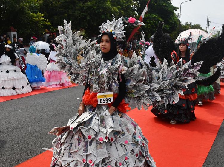 Peragaan Busana dari Bahan Daur Ulang di Madiun