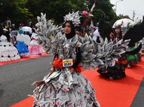 Peragaan Busana dari Bahan Daur Ulang di Madiun