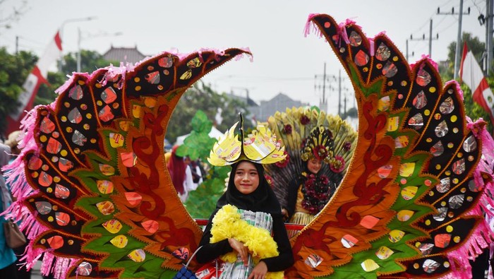 Peserta menampilkan beragam rancangan busana dalam peragaan busana berbahan daur ulang di Caruban, Kabupaten Madiun, Jawa Timur, Sabtu (8/6/2024). Kegiatan dalam rangka memperingati Hari Lingkungan Hidup tersebut diikuti 2.287 peserta terdiri dari murid TK, SD, MI, SMP, Mts, SMA, SMK, Pondok Pesantren, Himpunan Pendidik dan Tenaga Kependidikan Anak Usia Dini Indonesia (Himpaudi), serta pegiat bank sampah dengan peragaan busana di atas catwalk sepanjang 2.000 meter sekaligus untuk memecahkan rekor MURI. ANTARA FOTO/Siswowidodo/nym.