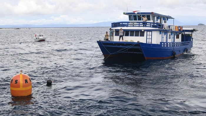 Peresmian pemasangan Mooring di Raja Ampat Awak kapal dari MV Mastro Aldo berukuran 28 GT menambatkan tali pada penambat (Mooring) yang telah terpasang di perairan Mioskun, Raja Ampat, Papua Barat Daya, Sabtu (8/6/2024). Konservasi Indonesia (KI) berkolaborasi dengan Pemerintah Provinsi Papua Barat Daya resmi meluncurkan dua unit penambat (Mooring) dari 107 unit rencana pemasangan guna menjaga keberlangsungan pertumbuhan terumbu karang di wilayah konservasi di pusat segitiga karang dunia (coral triangle). ANTARA FOTO/M Risyal Hidayat/nym.