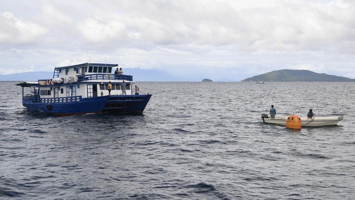 Awak kapal dari MV Mastro Aldo berukuran 28 GT menambatkan tali pada penambat (Mooring) yang telah terpasang di perairan Mioskun, Raja Ampat, Papua Barat Daya, Sabtu (8/6/2024). Konservasi Indonesia (KI) berkolaborasi dengan Pemerintah Provinsi Papua Barat Daya resmi meluncurkan dua unit penambat (Mooring) dari 107 unit rencana pemasangan guna menjaga keberlangsungan pertumbuhan terumbu karang di wilayah konservasi di pusat segitiga karang dunia (coral triangle). ANTARA FOTO/M Risyal Hidayat/nym.