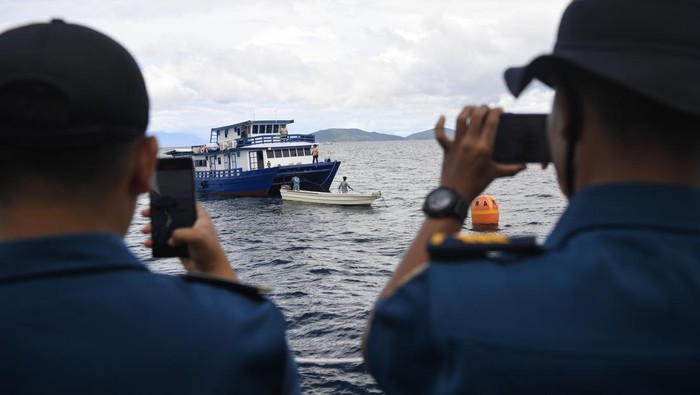Peresmian pemasangan Mooring di Raja Ampat Awak kapal dari MV Mastro Aldo berukuran 28 GT menambatkan tali pada penambat (Mooring) yang telah terpasang di perairan Mioskun, Raja Ampat, Papua Barat Daya, Sabtu (8/6/2024). Konservasi Indonesia (KI) berkolaborasi dengan Pemerintah Provinsi Papua Barat Daya resmi meluncurkan dua unit penambat (Mooring) dari 107 unit rencana pemasangan guna menjaga keberlangsungan pertumbuhan terumbu karang di wilayah konservasi di pusat segitiga karang dunia (coral triangle). ANTARA FOTO/M Risyal Hidayat/nym.