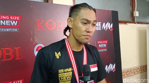 Petarung MMA Dani Daffa seusai menaklukkan Yang Peng Peng dalam One Pride MMA di Art Center, Denpasar, Bali, Sabtu (8/6/2024). (Aryo Mahendro/detikBali)
