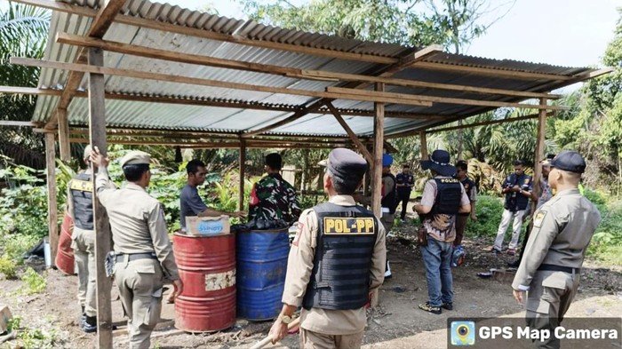 Petugas gabungan bongkar gudang minyak ilegal di Musi Rawas, Sumatera Selatan