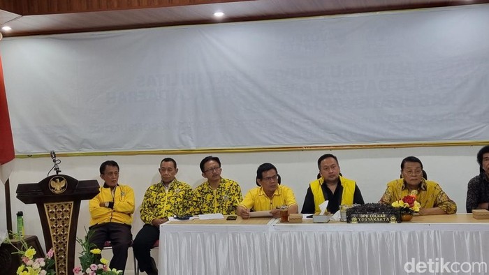 Ketua DPD Golkar DIY, Gandung Pardiman bersama seluruh Ketua DPD II Golkar Kabupaten/Kota se-DIY, Sabtu (8/6/2024).
