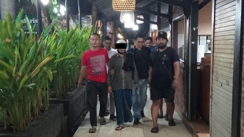 Pimpinan ponpes di Lombok Barat saat ditangkap polisi di Kota Mataram, Kamis (6/6/2024) malam.