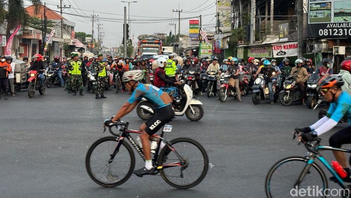 Polresta Sidoarjo mengamankan jalur Tour de Panderman 2024.