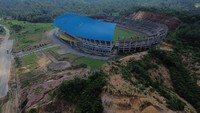Proyek pembangunan Stadion Utama Sumatera Barat dengan kapasitas 40.000 penonton yang telah dimulai sejak tahun 2018 itu masih dihentikan pembangunannya untuk sementara.