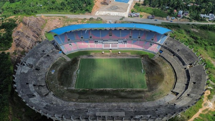 Proyek pembangunan Stadion Utama Sumbar Foto udara kondisi Stadion Utama Sumatera Barat yang berada di Nagari Sikabu Lubuk Alung, Padang Pariaman, Sabtu (8/6/2024). Proyek pembangunan Stadion Utama Sumatera Barat dengan kapasitas 40.000 penonton yang telah dimulai sejak tahun 2018 itu masih dihentikan pembangunannya untuk sementara. ANTARA FOTO/Iggoy el Fitra/nz