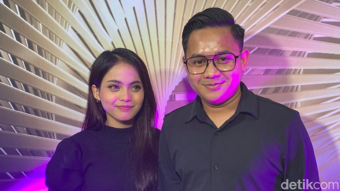 Putri Isnari dan Abdul Azis