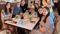 Nagita juga kerap kumpul bersama ibu mertua dan saudara iparnya. Seperti momen yang tampak di sebuah restoran sambil menikmati camilan dan minuman ini. Foto: YouTube RANS Entertainment