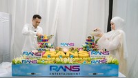 Raffi Ahmad dan Nagita Slavina adalah pasangan selebriti yang selalu menarik perhatian. Mereka dikabarkan berangkat naik haji, hari ini (6/8). Foto: YouTube RANS Entertainment