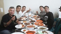 Mereka semua makan di rumah makan seafood yang populer di Medan, Sumatera utara. Menu yang disajikan sangat beragam, mulai dari ikan bakar hingga kepiting saus Padang. Foto: YouTube RANS Entertainment