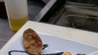 Seorang pekerja restoran tampaknya tak sengaja meletakkan sendok di dalam adonan tepung. Rekan lainnya yang usil memasak sendok itu dan menyajikan layaknya makanan. Foto: Bored Panda