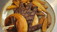Dibalik keseriusan para chef, banyak juga tingkah jenaka yang dilakukan. Salah satunya dengan menyulap patty burger berbentuk seperti telapak tangan. Foto: Bored Panda
