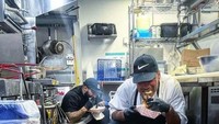 Para chef yang bekerja keras di dapur restoran hampir tak punya waktu istirahat. Mereka hanya bisa makan dengan waktu singkat bahkan sambil jongkok. Foto: Bored Panda