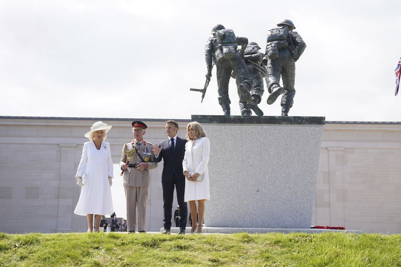 Raja Charles III dan Ratu Camilla Bertemu Presiden Prancis Emmanuel Macron dan Ibu Negara Prancis Brigitte Macron From left, Britain's Queen Camilla, King Charles III, President of France Emmanuel Macron, and Brigitte Raja Charles III dan Ratu Camilla Bertemu Presiden Prancis Emmanuel Macron dan Ibu Negara Prancis Brigitte Macron. Macron stand beneath the D-Day Sculpture during the UK national commemorative event for the 80th anniversary of D-Day, held at the British Normandy Memorial in Ver-sur-Mer, Normandy, France, Thursday June 6, 2024. (Gareth Fuller, Pool Photo via AP)