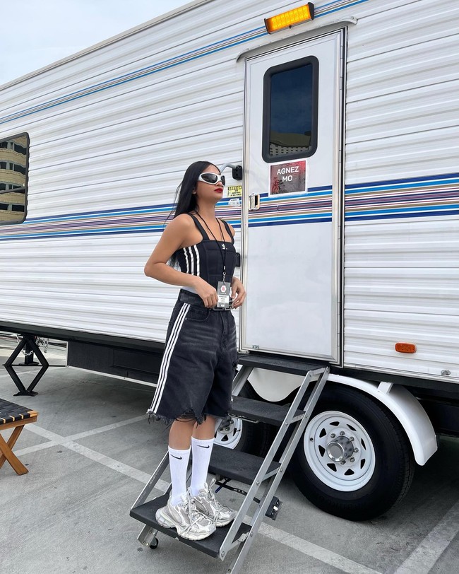 Dalam akun Instagram @stylebyrevashion, wanita itu memamerkan berbagai proyek styling-nya. Ia pernah bekerja sama dengan banyak sosok terkenal, termasuk Agnes Monica, Cinta Laura, dan Bunga Citra Lestar. Foto: Instagram Reva Marcehllin