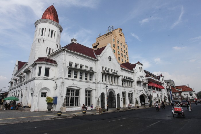 Pengendara kendaraan bermotor melintas di Jalan Rajawali, Surabaya, Jawa Timur, Sabtu (8/6/2024). Pemerintah Kota Surabaya mempercepat pengerjaan revitalisasi infrastruktur Kota Lama di kawasan itu yang ditargetkan akan diresmikan pada pertengahan bulan Juni 2024 menjadi salah satu destinasi wisata sejarah di Surabaya. ANTARA FOTO/Didik Suhartono/nz